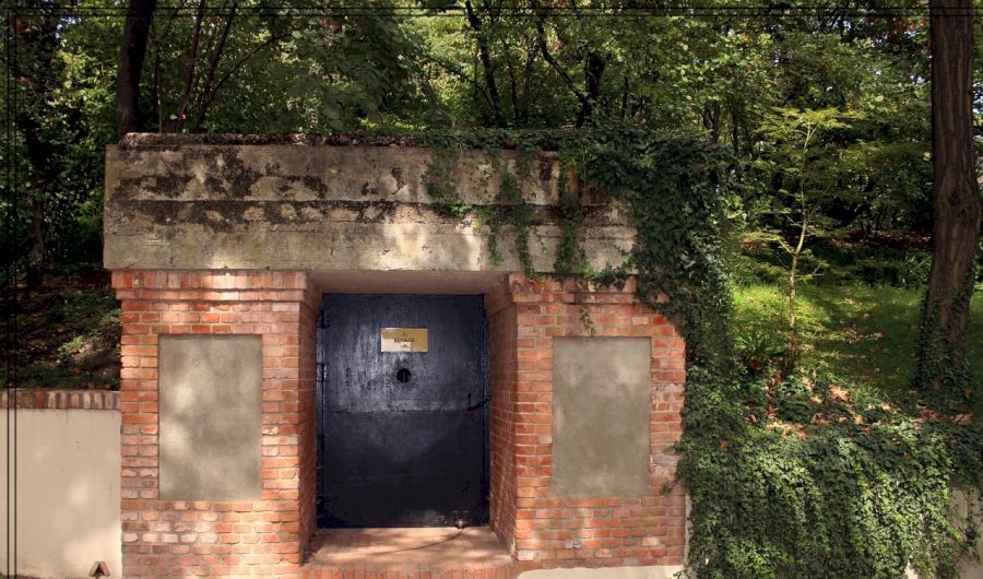 Vista exterior del acceso al Búnker de El Capricho, antiguo cuartel subterráneo republicano visitable en Alameda de Osuna, Madrid.