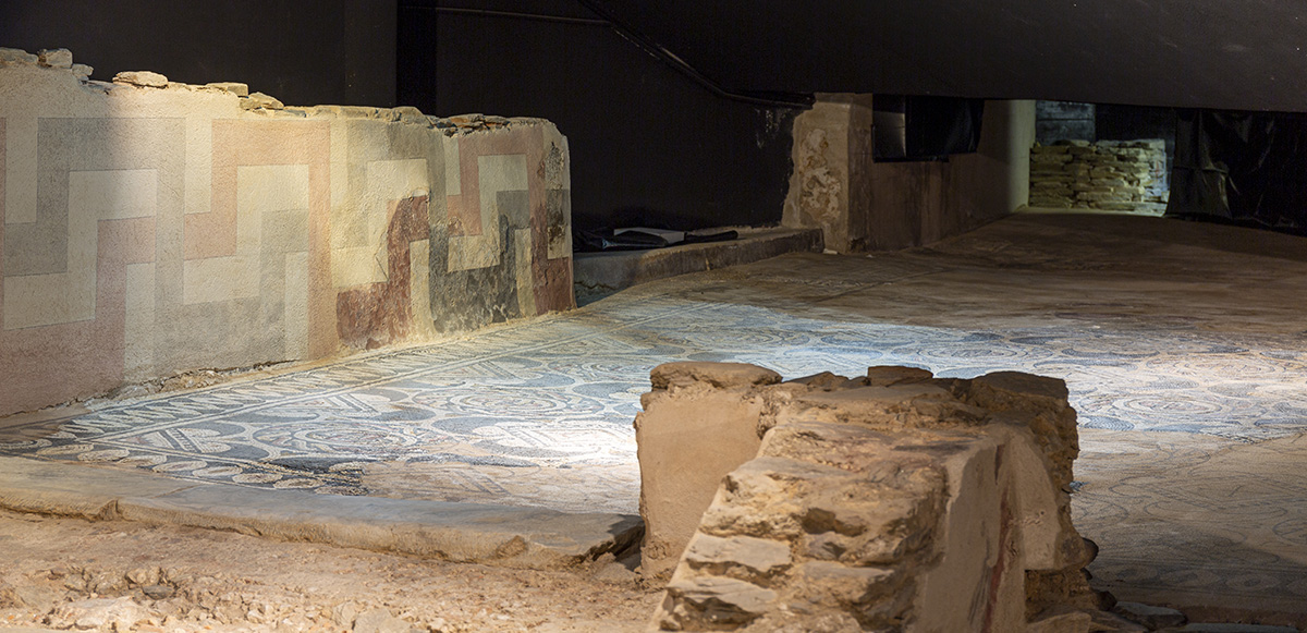 Interior arqueológico de la Casa de los Mosaicos de Lugo con mosaicos romanos conservados