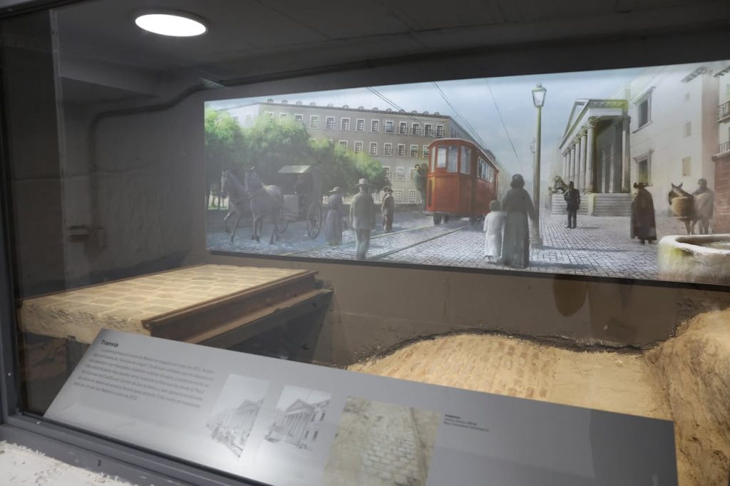 Espacio museográfico Cortes 360 con restos arqueológicos del antiguo tranvía y del Viaje de Agua del Abroñigal Alto en Madrid